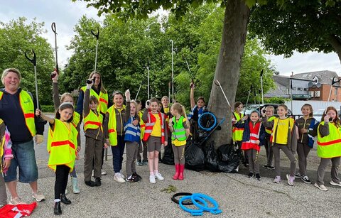 Photos of group of Brownies at litter pick