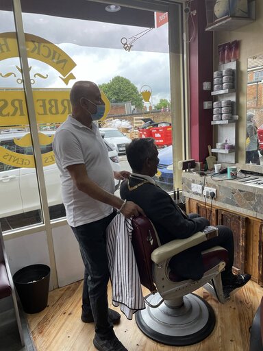 Image of the mayors visit to the barbers